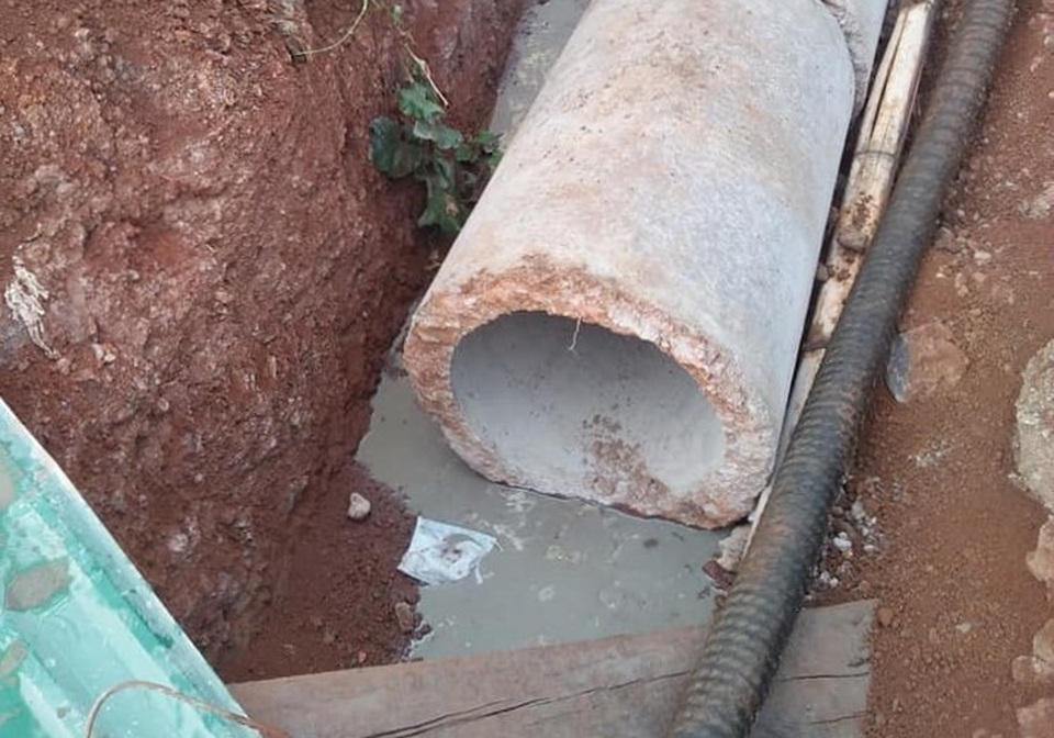 Hàng loạt giếng nước cạnh khu công nghiệp chuyển màu đen, bốc mùi hôi thối - 5 Hàng loạt giếng nước cạnh khu công nghiệp chuyển màu đen, bốc mùi hôi thối - 5