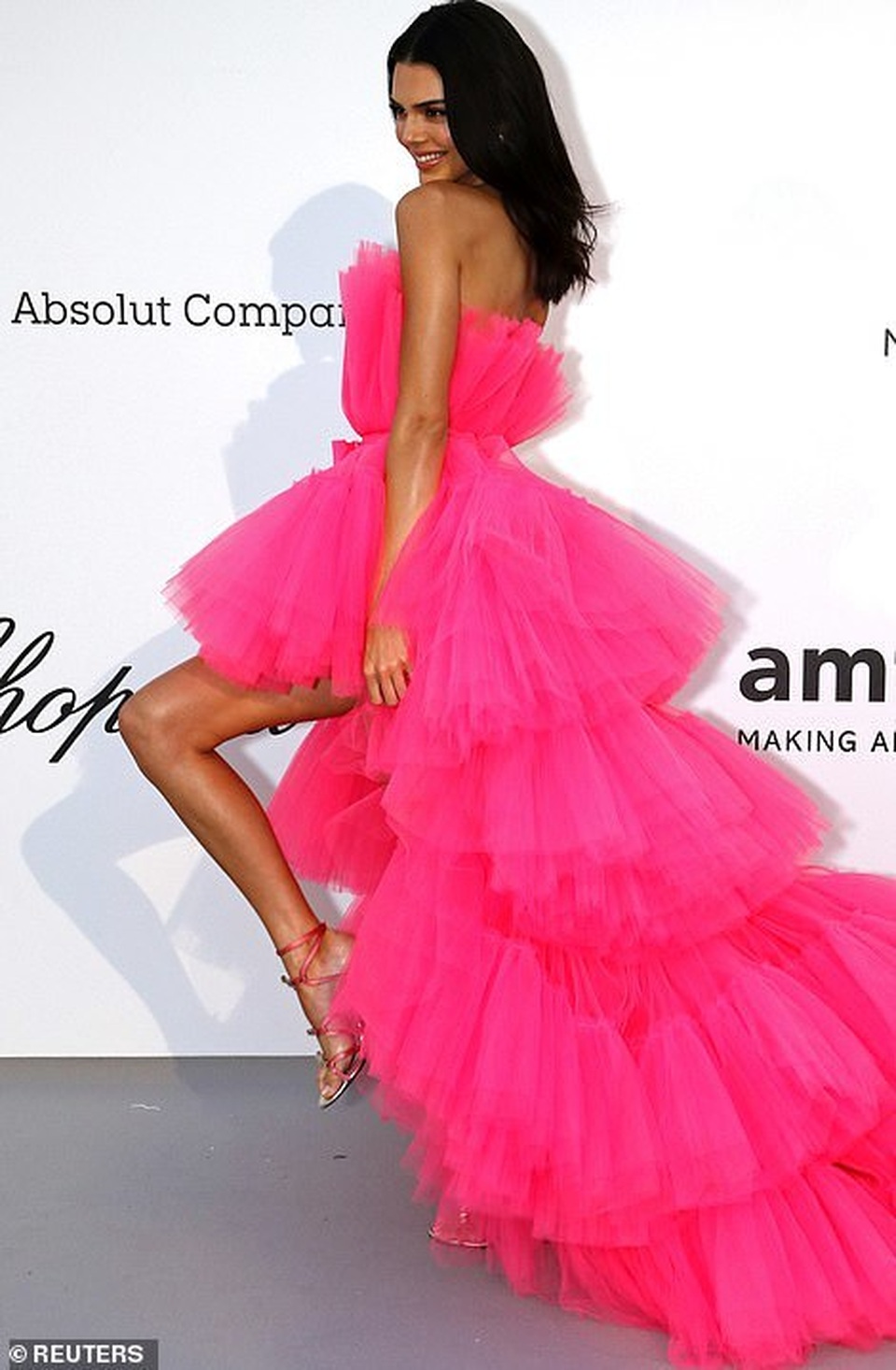 Kendall Jenner đẹp như công chúa với váy hồng - 5 Kendall Jenner đẹp như công chúa với váy hồng - 5
