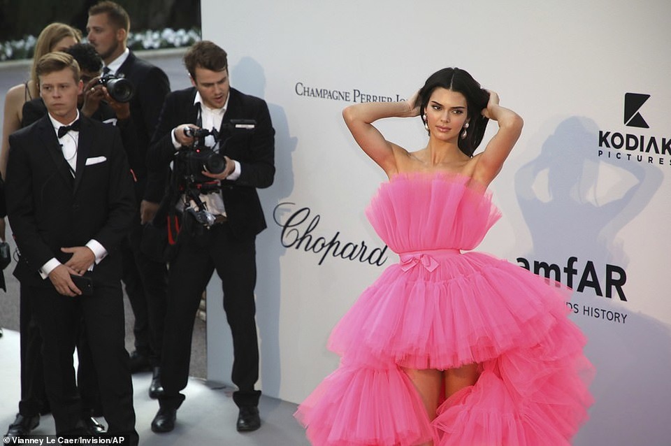 Kendall Jenner đẹp như công chúa với váy hồng - 7 Kendall Jenner đẹp như công chúa với váy hồng - 7