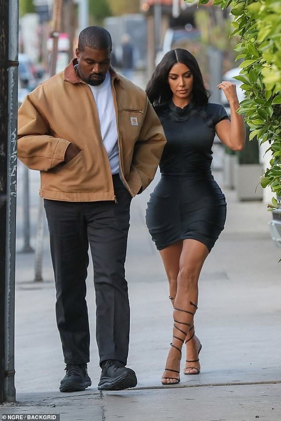 Kim Kardashian khoe thân hình đồng hồ cát - 1 Kim Kardashian khoe thân hình đồng hồ cát - 1