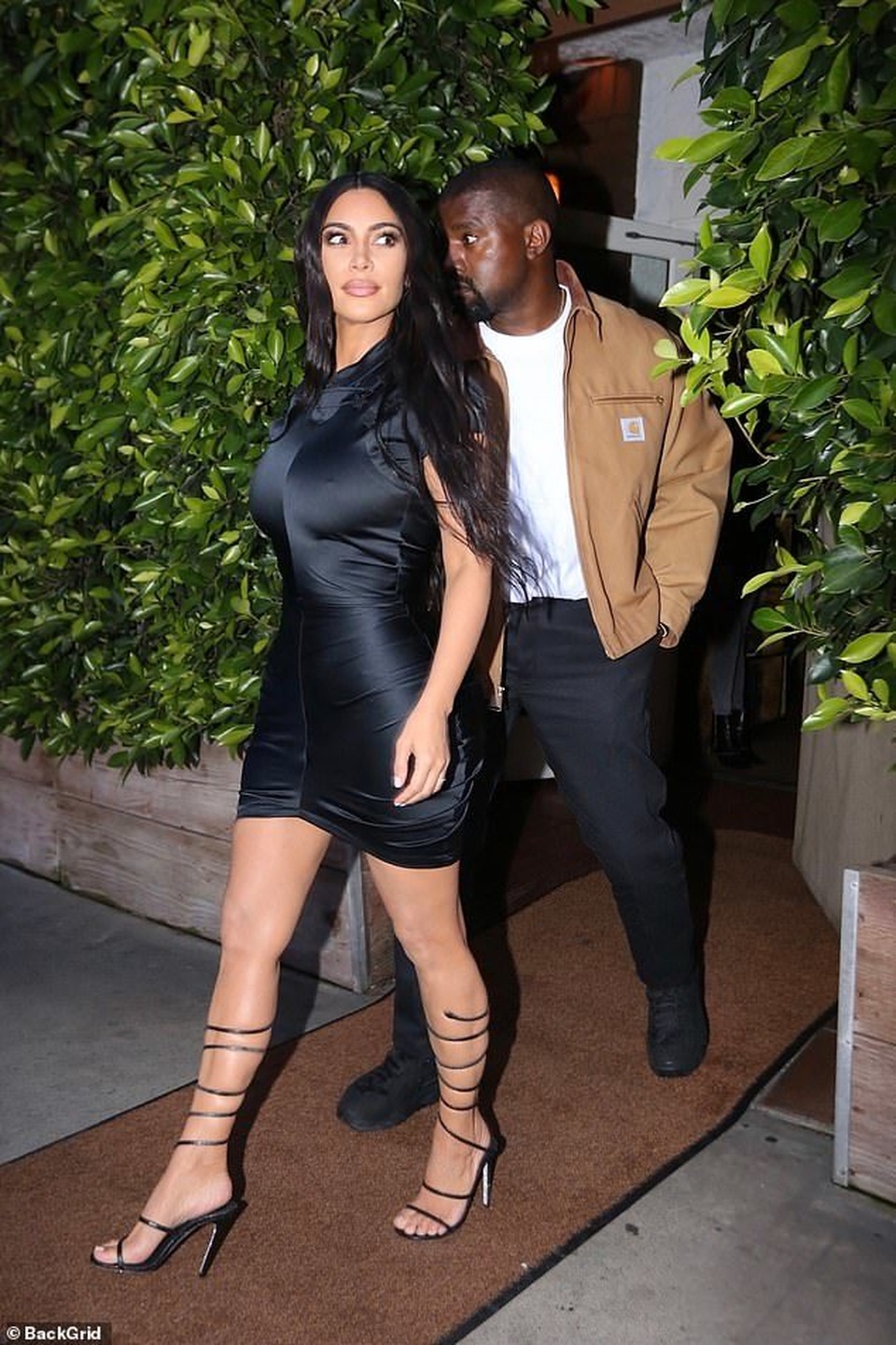 Kim Kardashian khoe thân hình đồng hồ cát - 4 Kim Kardashian khoe thân hình đồng hồ cát - 4