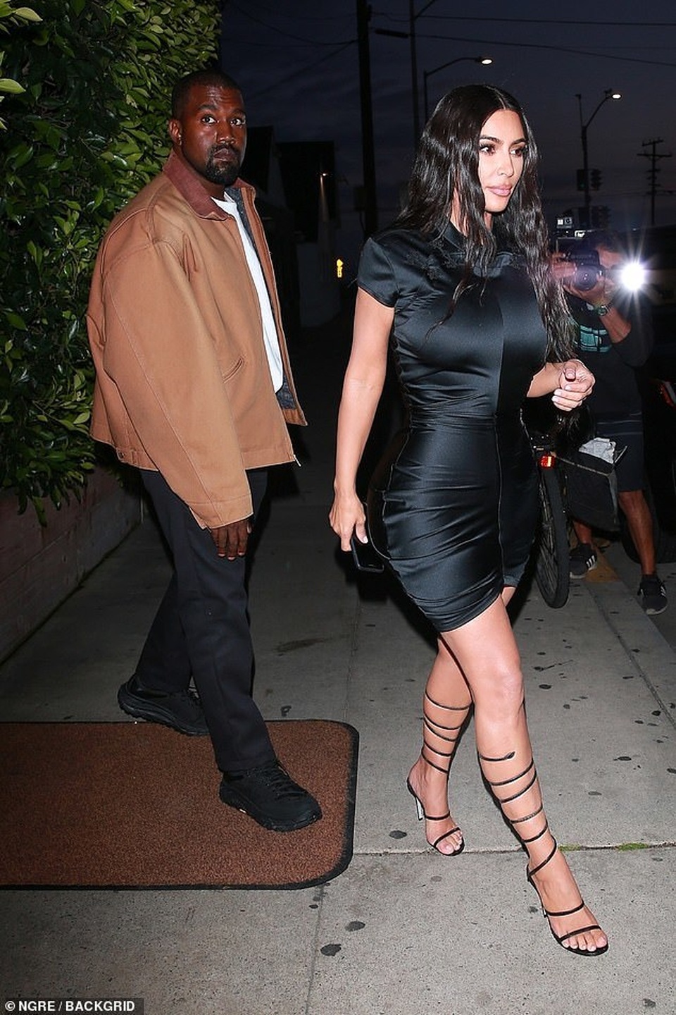 Kim Kardashian khoe thân hình đồng hồ cát - 2 Kim Kardashian khoe thân hình đồng hồ cát - 2