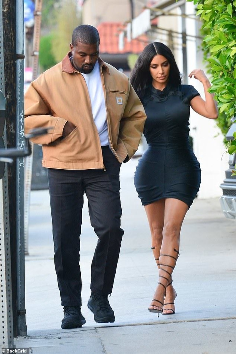 Kim Kardashian khoe thân hình đồng hồ cát - 6 Kim Kardashian khoe thân hình đồng hồ cát - 6