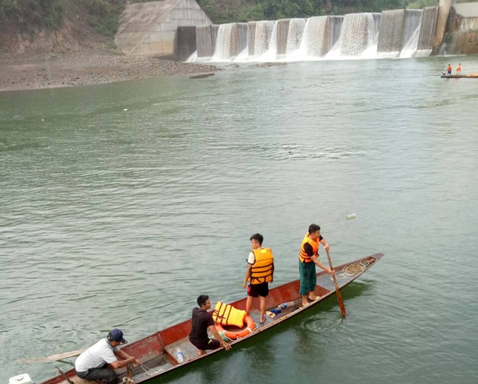 Vụ lật thuyền dưới chân đập thủy điện: Do thủy điện mở cửa xả đột ngột? - 1 Vụ lật thuyền dưới chân đập thủy điện: Do thủy điện mở cửa xả đột ngột? - 1