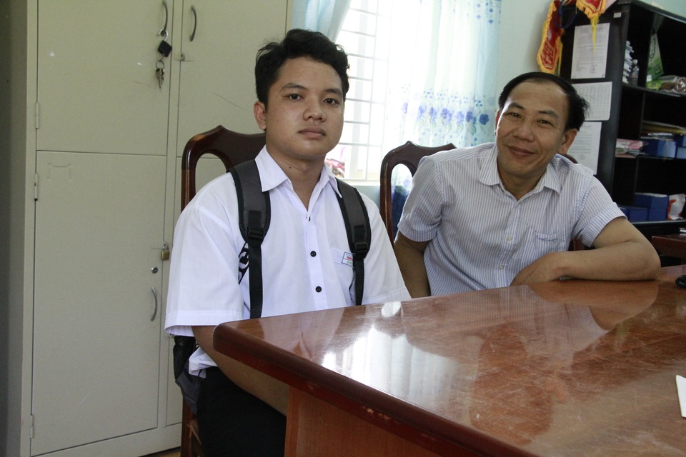 Cậu học trò có bàn tay dị và ước mơ cháy bỏng đến trường - 1 Cậu học trò có bàn tay dị và ước mơ cháy bỏng đến trường - 1