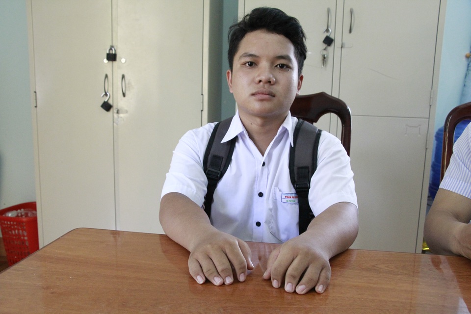 Cậu học trò có bàn tay dị và ước mơ cháy bỏng đến trường - 2 Cậu học trò có bàn tay dị và ước mơ cháy bỏng đến trường - 2