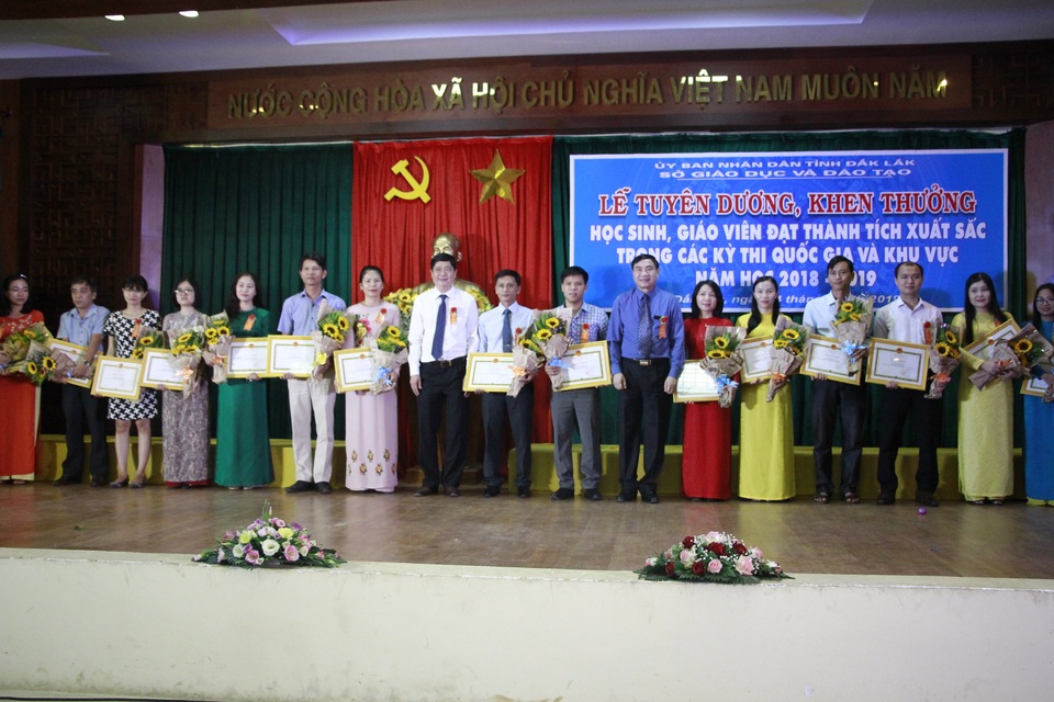 Đắk Lắk: Tổ chức tuyên dương, khen thưởng học sinh giỏi quốc gia và khu vực - 3 Đắk Lắk: Tổ chức tuyên dương, khen thưởng học sinh giỏi quốc gia và khu vực - 3