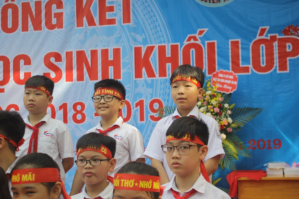 Lưu luyến phút chia tay học sinh lớp 5 trường tiểu học Nguyễn Trãi - 6 Lưu luyến phút chia tay học sinh lớp 5 trường tiểu học Nguyễn Trãi - 6