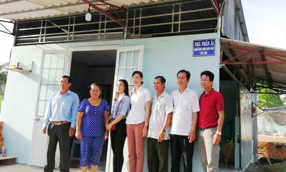 Gia đình người đàn ông nằm liệt giường xúc động đón nhận nhà mới do bạn đọc Dân trí giúp đỡ - 1 Gia đình người đàn ông nằm liệt giường xúc động đón nhận nhà mới do bạn đọc Dân trí giúp đỡ - 1