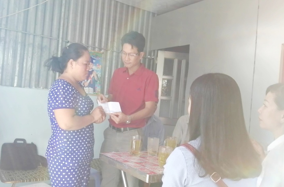 Gia đình người đàn ông nằm liệt giường xúc động đón nhận nhà mới do bạn đọc Dân trí giúp đỡ - 2 Gia đình người đàn ông nằm liệt giường xúc động đón nhận nhà mới do bạn đọc Dân trí giúp đỡ - 2