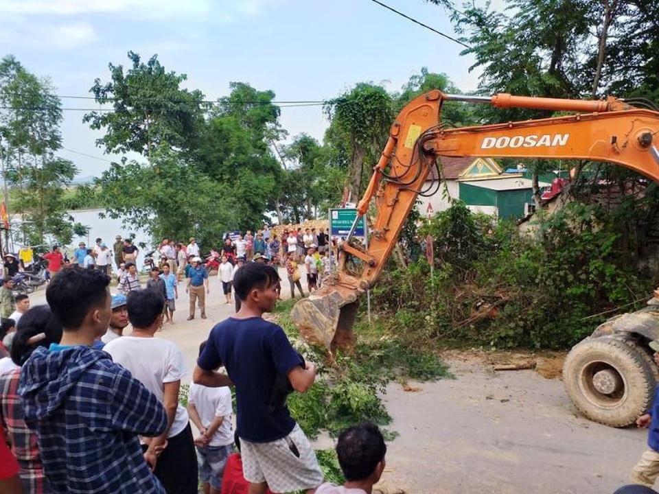 Hơn 6 giờ nỗ lực tìm kiếm người đàn ông bị vùi sâu dưới giếng - 1 Hơn 6 giờ nỗ lực tìm kiếm người đàn ông bị vùi sâu dưới giếng - 1