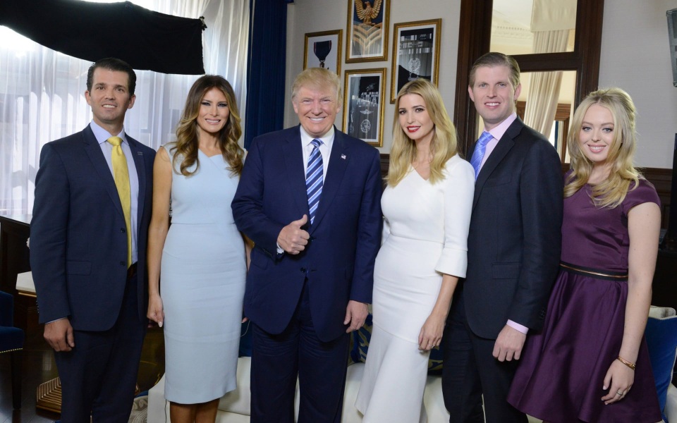 Tổng thống Trump gây bất ngờ với phái đoàn tháp tùng tới Anh - 1 Tổng thống Trump gây bất ngờ với phái đoàn tháp tùng tới Anh - 1