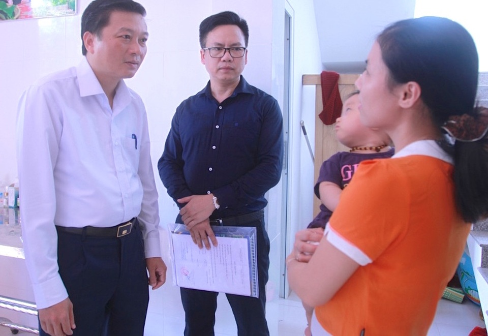 Bạn đọc Dân trí giúp đỡ hơn 100 triệu đồng đến người mẹ và 3 đứa con thơ dại lâm cảnh đường cùng - 1 Bạn đọc Dân trí giúp đỡ hơn 100 triệu đồng đến người mẹ và 3 đứa con thơ dại lâm cảnh đường cùng - 1