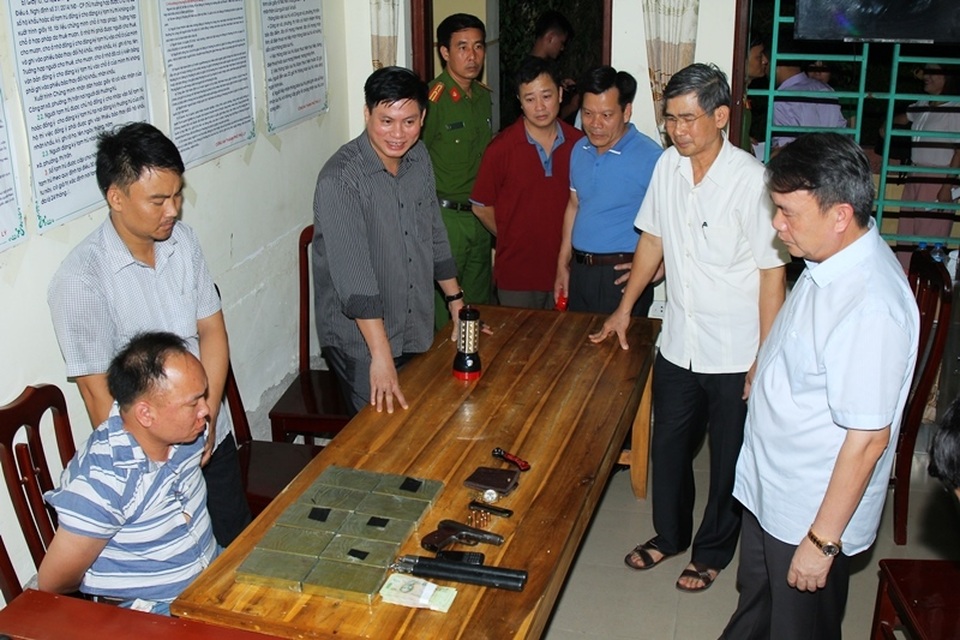 Bắt giữ đối tượng mang súng K59 vận chuyển 10 bánh heroin - 1 Bắt giữ đối tượng mang súng K59 vận chuyển 10 bánh heroin - 1