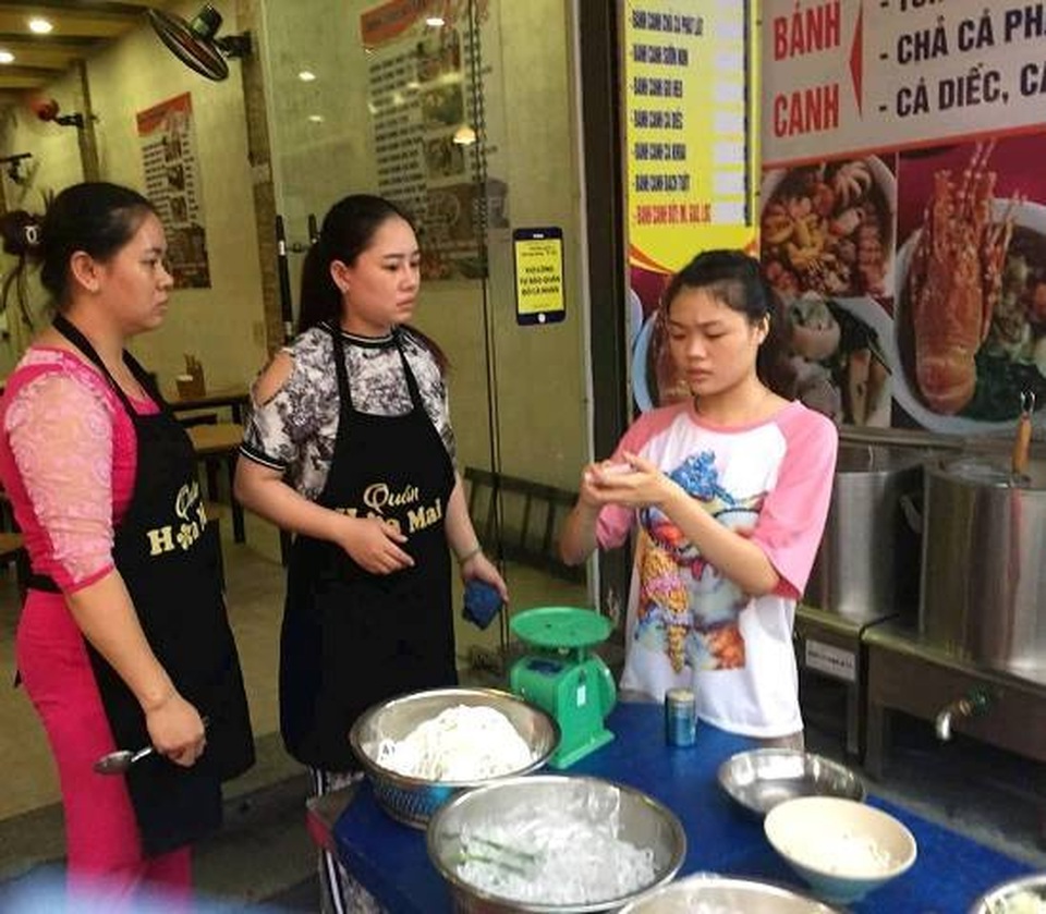 Xử phạt quán bánh canh “chặt chém” gần 1 triệu đồng cho 6 bát - 2 Xử phạt quán bánh canh “chặt chém” gần 1 triệu đồng cho 6 bát - 2