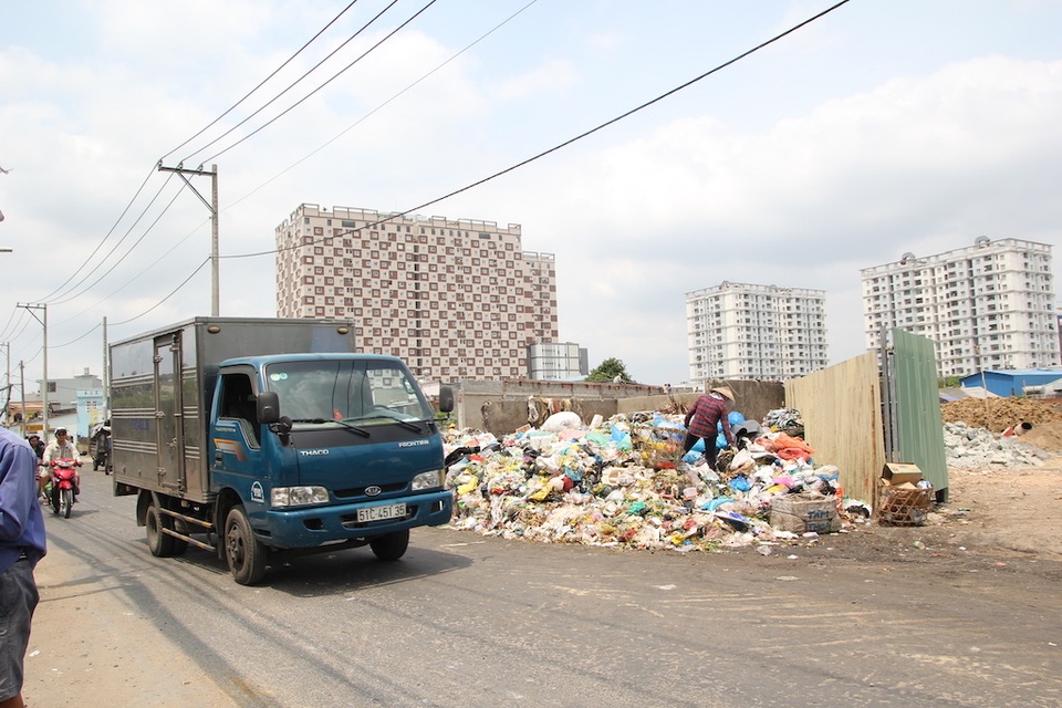 Dân xả rác bịt cống tắc kênh, thành phố bao giờ mới hết ngập? - 3