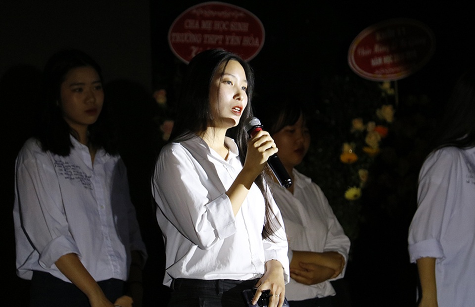 Giọt nước mắt xúc động của học trò lớp 12 trong lễ tri ân và trưởng thành - 6 Giọt nước mắt xúc động của học trò lớp 12 trong lễ tri ân và trưởng thành - 6