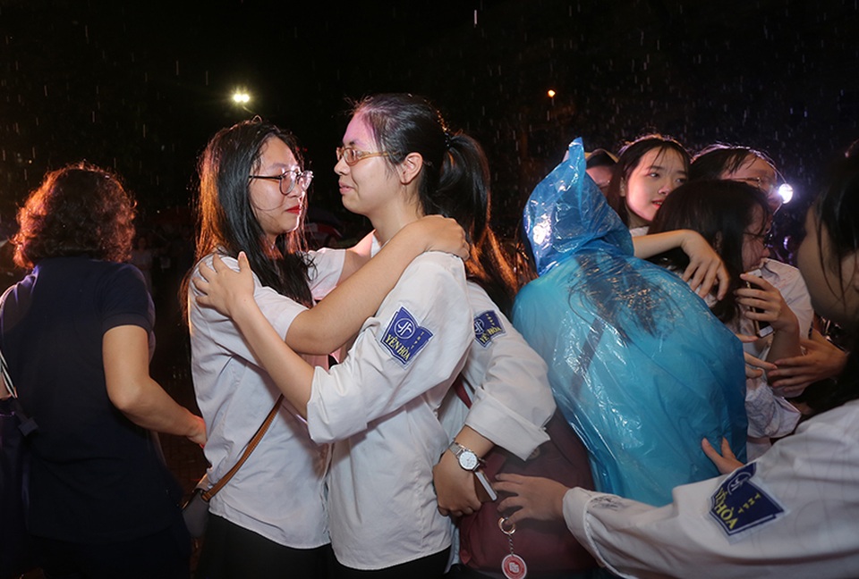 Giọt nước mắt xúc động của học trò lớp 12 trong lễ tri ân và trưởng thành - 1 Giọt nước mắt xúc động của học trò lớp 12 trong lễ tri ân và trưởng thành - 1