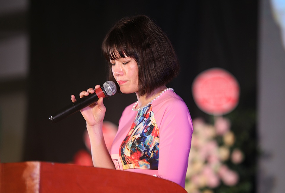 Giọt nước mắt xúc động của học trò lớp 12 trong lễ tri ân và trưởng thành - 5 Giọt nước mắt xúc động của học trò lớp 12 trong lễ tri ân và trưởng thành - 5
