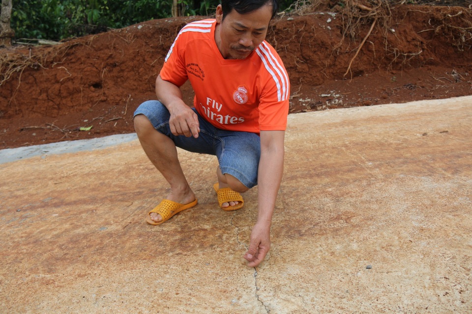 Đắk Nông: Đường chưa làm xong đã hỏng, dân nghi xi măng kém chất lượng - 1 Đắk Nông: Đường chưa làm xong đã hỏng, dân nghi xi măng kém chất lượng - 1