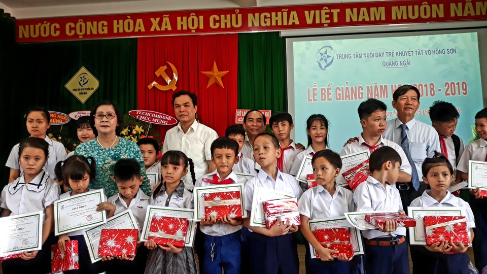 Quảng Ngãi: Các tổ chức, cá nhân hỗ trợ 2,3 tỷ đồng nuôi dạy trẻ khuyết tật - 2 Quảng Ngãi: Các tổ chức, cá nhân hỗ trợ 2,3 tỷ đồng nuôi dạy trẻ khuyết tật - 2