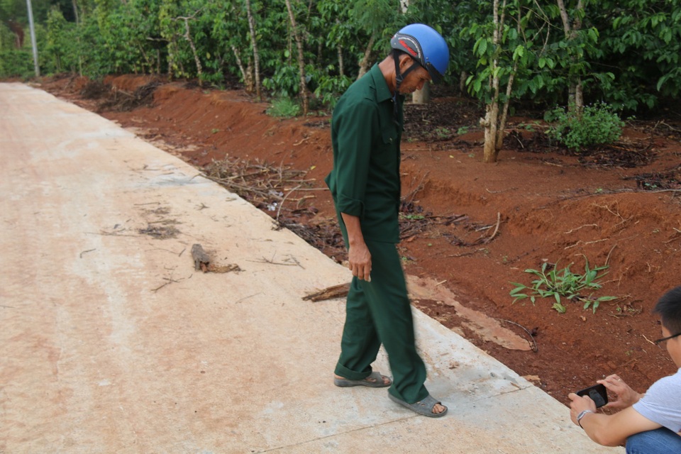 Đắk Nông: Đường chưa làm xong đã hỏng, dân nghi xi măng kém chất lượng - 2 Đắk Nông: Đường chưa làm xong đã hỏng, dân nghi xi măng kém chất lượng - 2