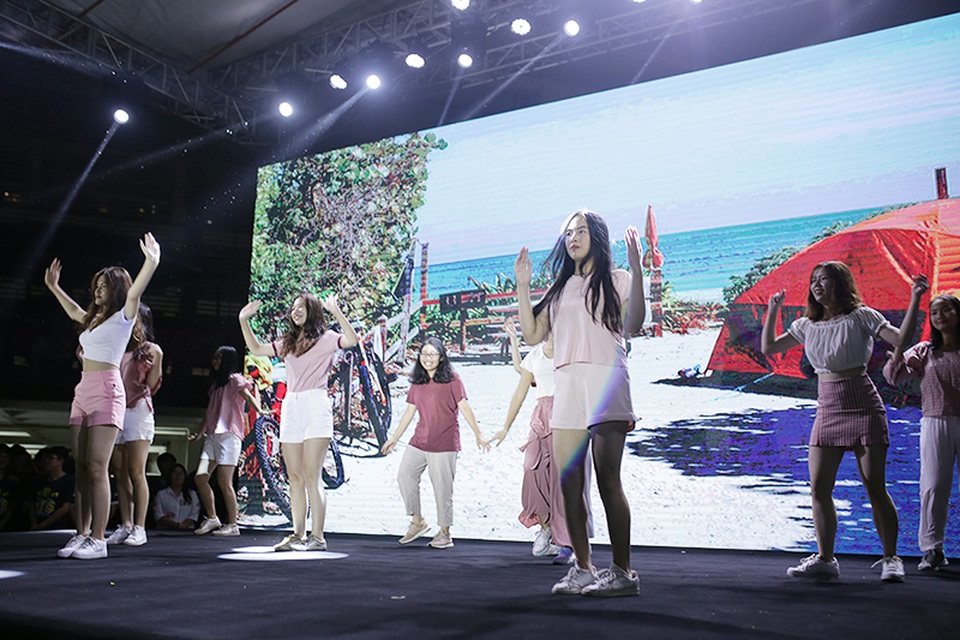 Giọt nước mắt trong mưa của teen Ams trong đêm hội chia tay - 1 Giọt nước mắt trong mưa của teen Ams trong đêm hội chia tay - 1
