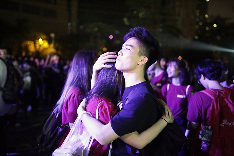 Giọt nước mắt trong mưa của teen Ams trong đêm hội chia tay - 7 Giọt nước mắt trong mưa của teen Ams trong đêm hội chia tay - 7