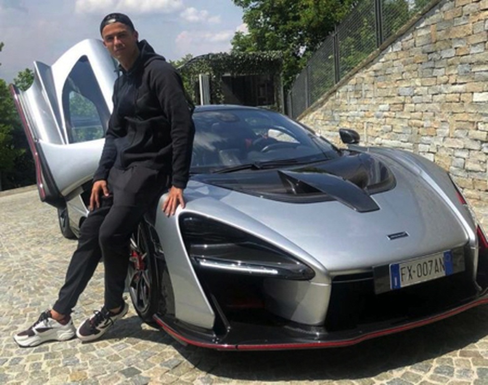 Mặc kệ kiện cáo hiếp dâm, C.Ronaldo tự tin khoe xế hộp triệu đô - 1 Mặc kệ kiện cáo hiếp dâm, C.Ronaldo tự tin khoe xế hộp triệu đô - 1
