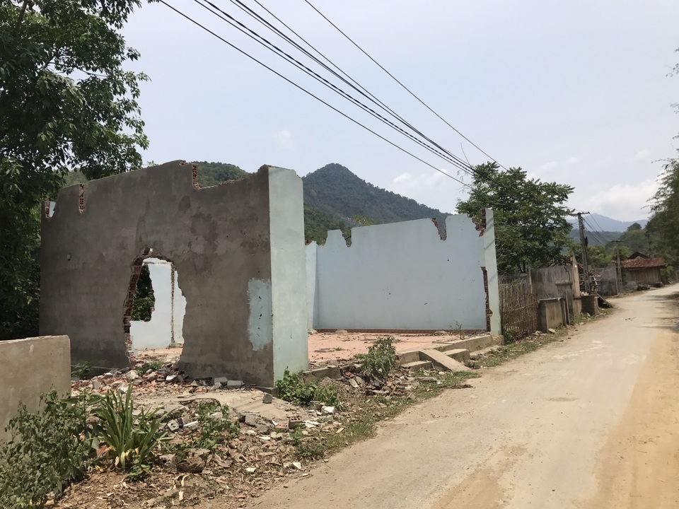 Dân sống trong lều tạm bợ chờ tái định cư - 1 Dân sống trong lều tạm bợ chờ tái định cư - 1