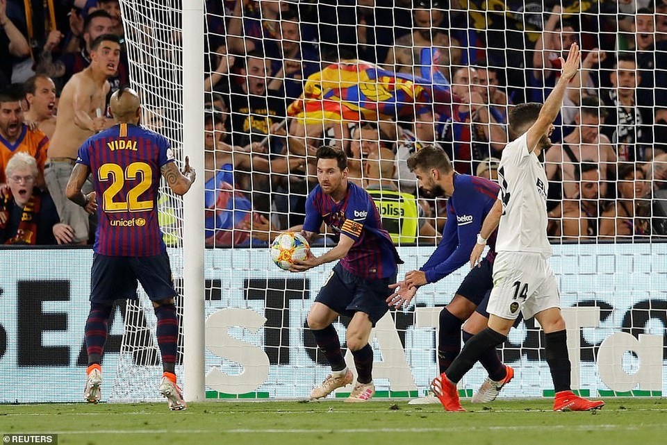 Messi bất lực trong ngày Barcelona gục ngã trước Valencia - 15 Messi bất lực trong ngày Barcelona gục ngã trước Valencia - 15