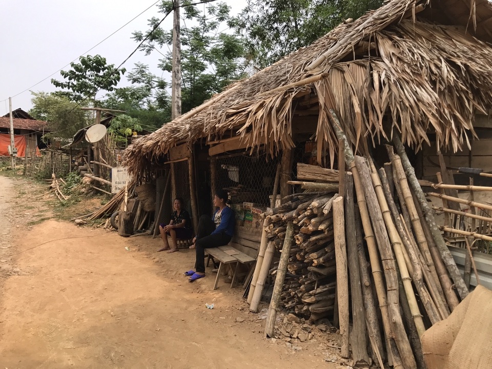 Dân sống trong lều tạm bợ chờ tái định cư - 3 Dân sống trong lều tạm bợ chờ tái định cư - 3