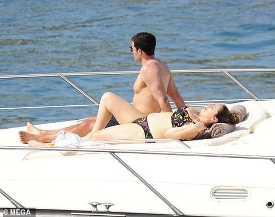 Siêu mẫu Kelly Brook ngày càng đẫy đà - 4 Siêu mẫu Kelly Brook ngày càng đẫy đà - 4