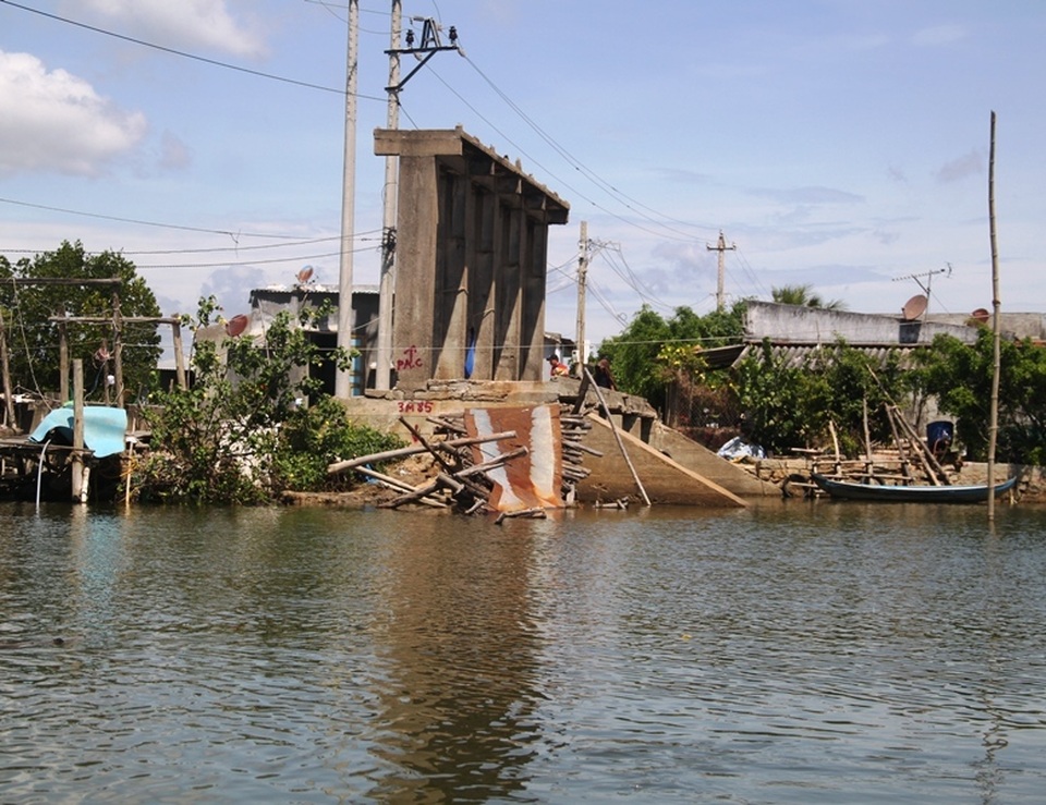 Cầu gỗ sập, dân “nín thở” ngồi đò qua sông - 6 Cầu gỗ sập, dân “nín thở” ngồi đò qua sông - 6