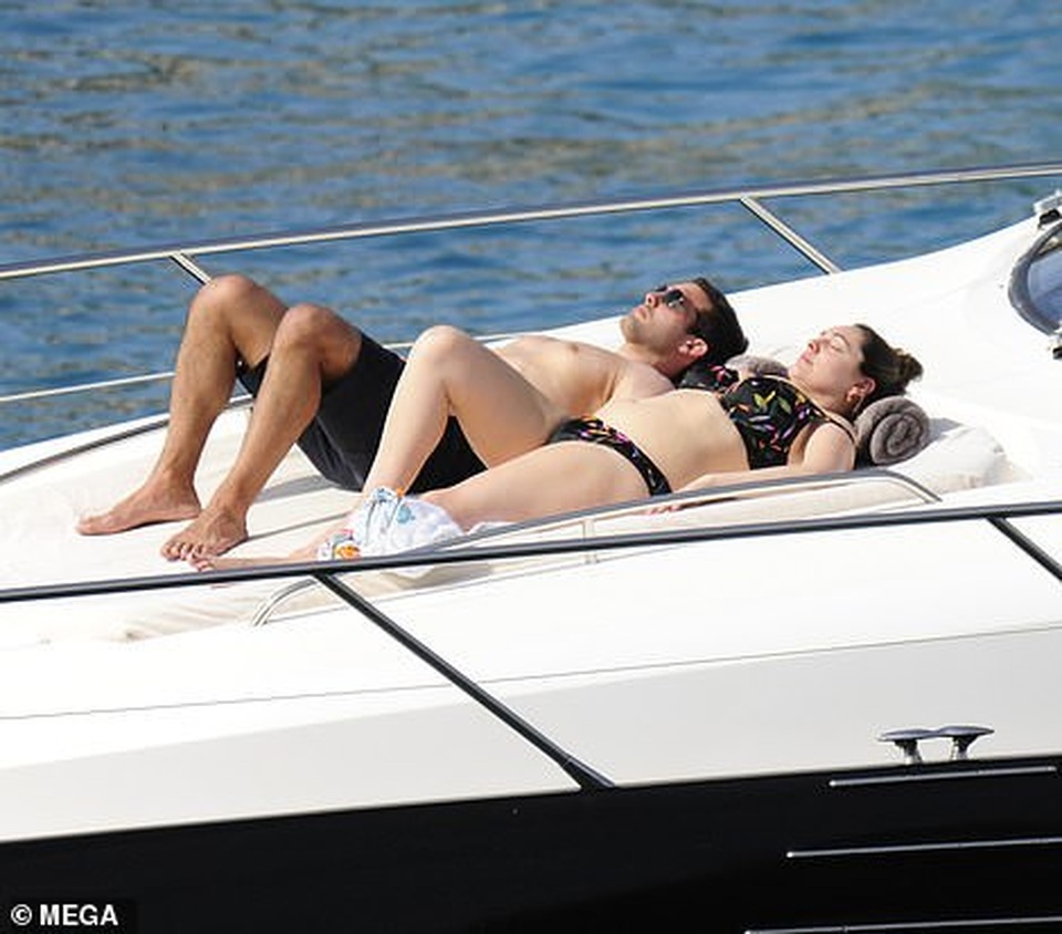 Siêu mẫu Kelly Brook ngày càng đẫy đà - 5 Siêu mẫu Kelly Brook ngày càng đẫy đà - 5