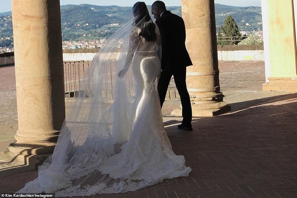 Ảnh cưới chưa từng công bố của Kim Kardashian - 6 Ảnh cưới chưa từng công bố của Kim Kardashian - 6