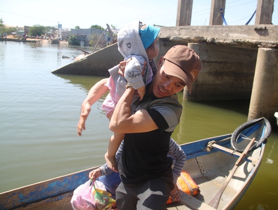 Cầu gỗ sập, dân “nín thở” ngồi đò qua sông - 3 Cầu gỗ sập, dân “nín thở” ngồi đò qua sông - 3