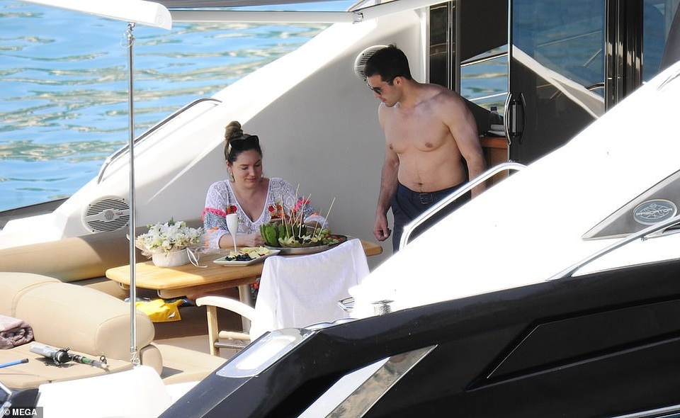 Siêu mẫu Kelly Brook ngày càng đẫy đà - 6 Siêu mẫu Kelly Brook ngày càng đẫy đà - 6