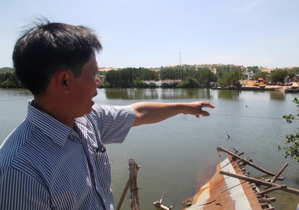 Cầu gỗ sập, dân “nín thở” ngồi đò qua sông - 5 Cầu gỗ sập, dân “nín thở” ngồi đò qua sông - 5