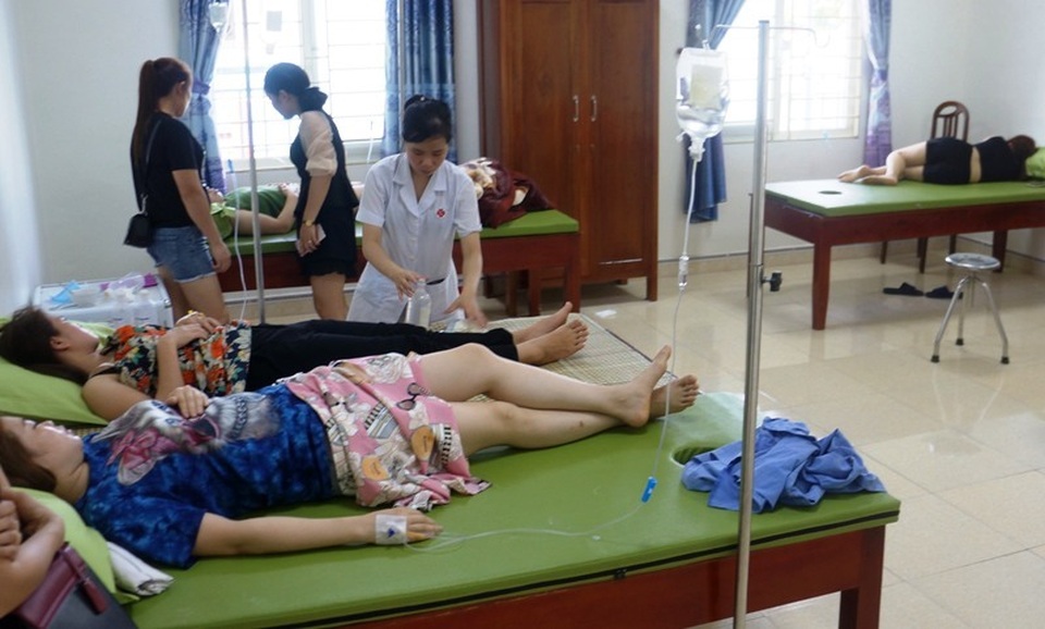 Vụ hàng chục du khách ngộ độc: Lấy mẫu xét nghiệm để tìm nguyên nhân - 1 Vụ hàng chục du khách ngộ độc: Lấy mẫu xét nghiệm để tìm nguyên nhân - 1