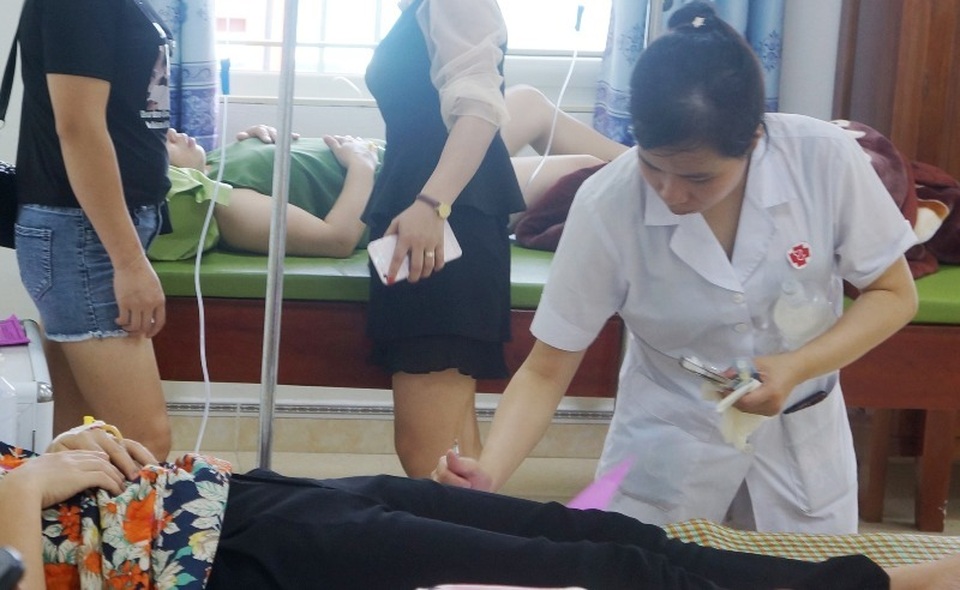 Vụ hàng chục du khách ngộ độc: Lấy mẫu xét nghiệm để tìm nguyên nhân - 2 Vụ hàng chục du khách ngộ độc: Lấy mẫu xét nghiệm để tìm nguyên nhân - 2