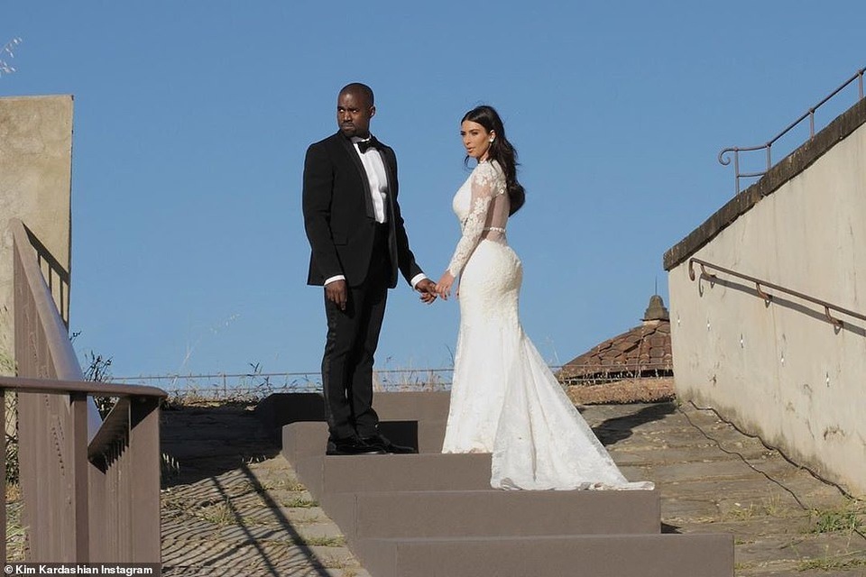 Ảnh cưới chưa từng công bố của Kim Kardashian - 1 Ảnh cưới chưa từng công bố của Kim Kardashian - 1