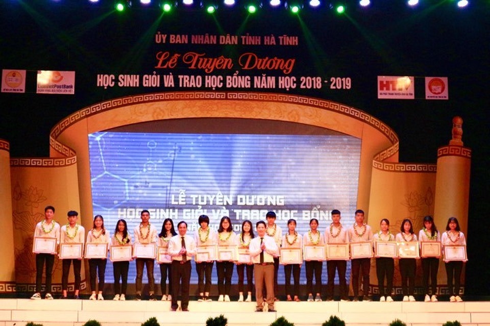 Hà Tĩnh: Tuyên dương, trao học bổng cho học sinh giỏi các cấp - 1 Hà Tĩnh: Tuyên dương, trao học bổng cho học sinh giỏi các cấp - 1