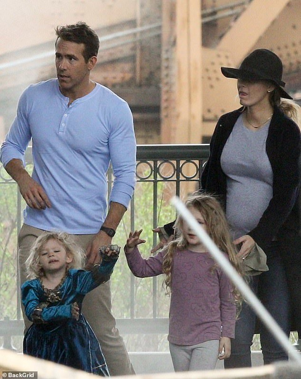 Blake Lively bế bụng bầu tới trường quay thăm chồng - 1 Blake Lively bế bụng bầu tới trường quay thăm chồng - 1