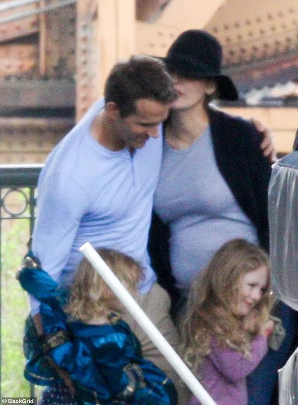 Blake Lively bế bụng bầu tới trường quay thăm chồng - 3 Blake Lively bế bụng bầu tới trường quay thăm chồng - 3