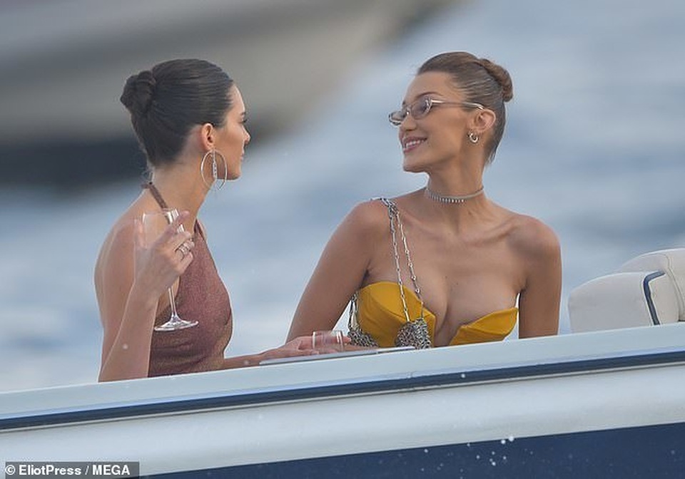 Kendall Jenner vui đùa trên biển cùng Bella Hadid - 4 Kendall Jenner vui đùa trên biển cùng Bella Hadid - 4