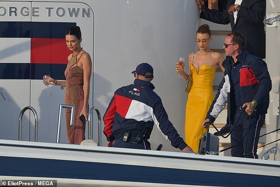 Kendall Jenner vui đùa trên biển cùng Bella Hadid - 3 Kendall Jenner vui đùa trên biển cùng Bella Hadid - 3