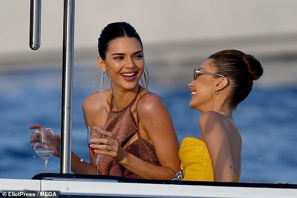 Kendall Jenner vui đùa trên biển cùng Bella Hadid - 5 Kendall Jenner vui đùa trên biển cùng Bella Hadid - 5