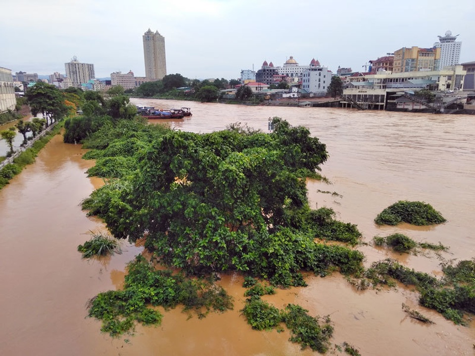 Mưa lũ lớn tại Móng Cái, một người mất tích, hàng chục đò sắt bị đắm - 1 Mưa lũ lớn tại Móng Cái, một người mất tích, hàng chục đò sắt bị đắm - 1