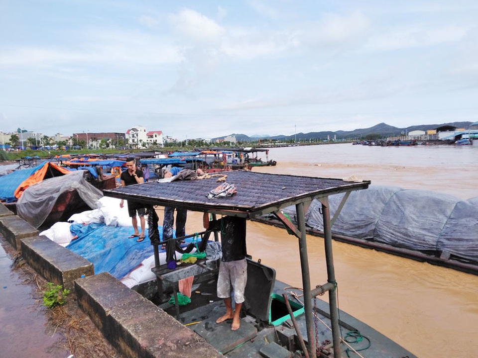 Mưa lũ lớn tại Móng Cái, một người mất tích, hàng chục đò sắt bị đắm - 2 Mưa lũ lớn tại Móng Cái, một người mất tích, hàng chục đò sắt bị đắm - 2